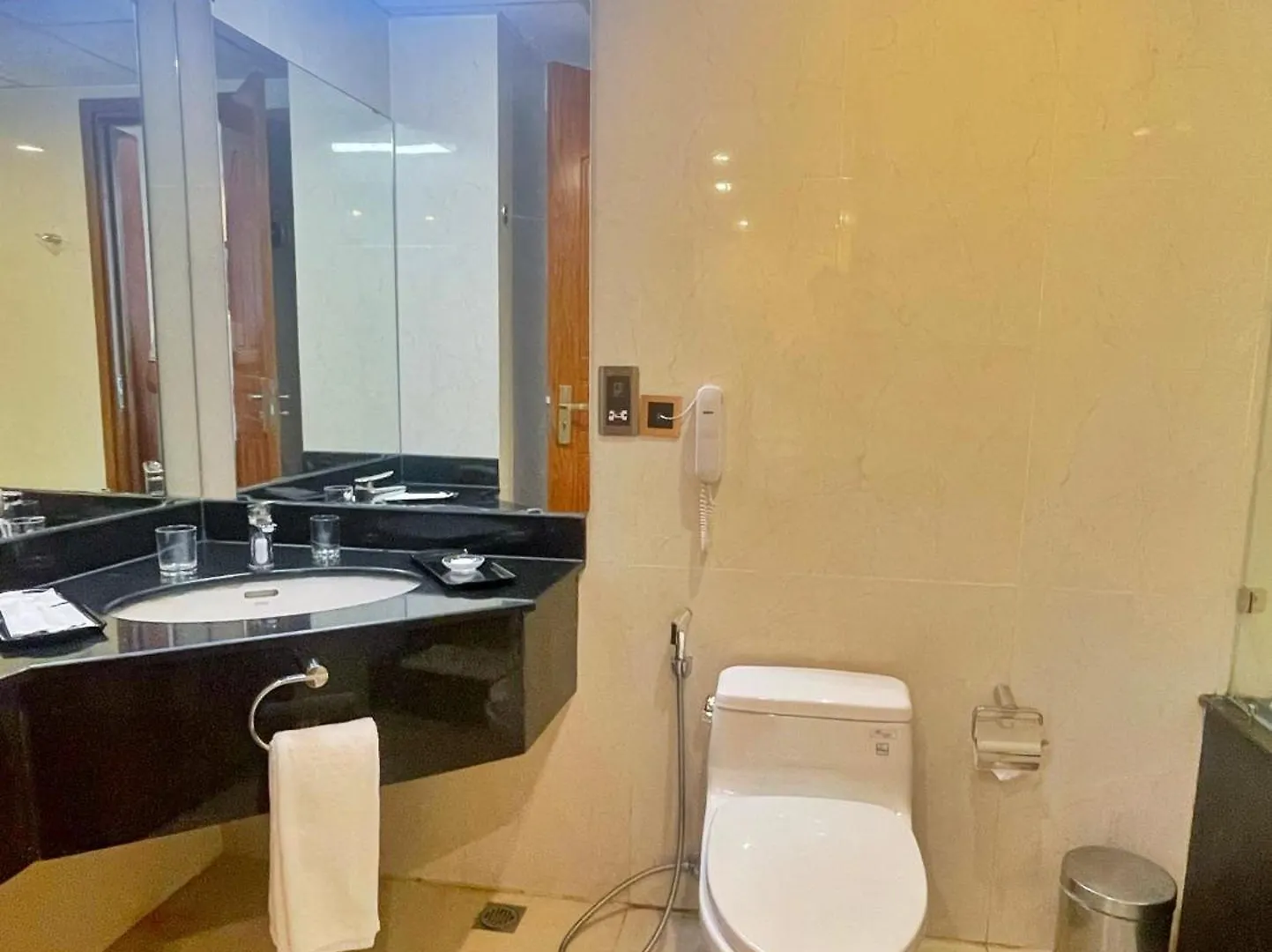 *** Hotel Mercury Apartment Danang Vietnam